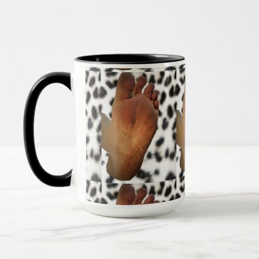 UNTER IHREM FEET TASSE (Links)
