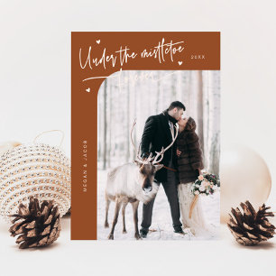 Unter Mistletoe Forever Neu verheiratetes Foto Ter Feiertagskarte