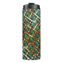 Unter schmutzigen und rostigen Grillen Thermosbecher