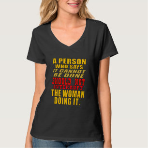 Unterbrechen Sie den Mann/die Frau nicht, indem Si T-Shirt