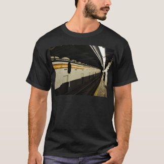 Untergrundbahntunnel mit Fliesenwand T-Shirt