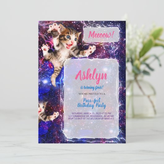 Unterhalb! Cat Jumping in Space Party Einladung (Stehend Vorderseite)
