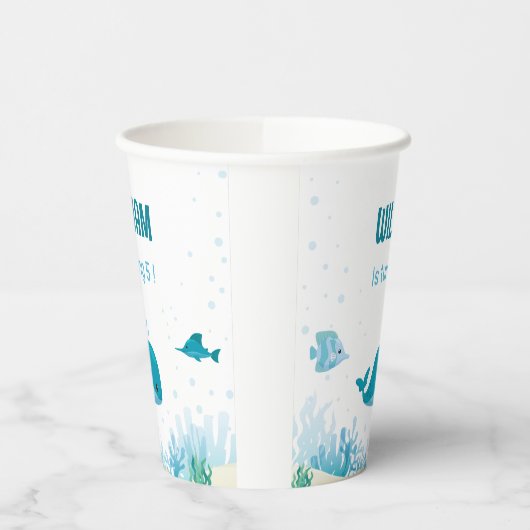 Unterhalb des Meeres befinden sich die Meerestiere Pappbecher (Links)