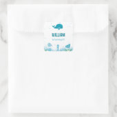 Unterhalb des Meeres befinden sich die Meerestiere Quadratischer Aufkleber (Tasche)