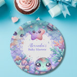 Unterhalb des Meeres Wasserfarben Babydusche Pappteller<br><div class="desc">Tauchen Sie ein in die bezaubernde Schönheit des Ozeans mit unseren "Under the Sea Watercolor Baby Shower Paper Teller". Mit diesen reizvollen Tellern in Papierform bringen Sie Ihre Gäste in ein wunderschönes Unterwassererlebnis mit skurrilen Aquarellbildern und bezaubernden Unterwasserszenen. Von sanften Meeresschildkröten bis zu lebendigen Korallenriffen, jedes Element erfasst den Zauber...</div>