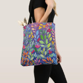 Unterhalb des Meeresfloralwassers Lila Tasche (Von Nahem)