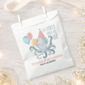 Unterhalb des Meereswassers gelegener Octopus zum Geschenktütchen (Ausgeschnitten)