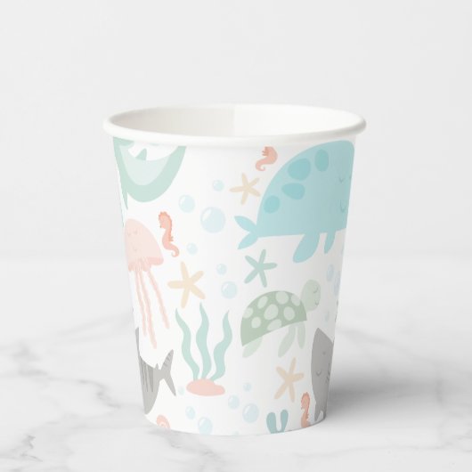 Unterhalb des Meerjunges Pappbecher (Links)