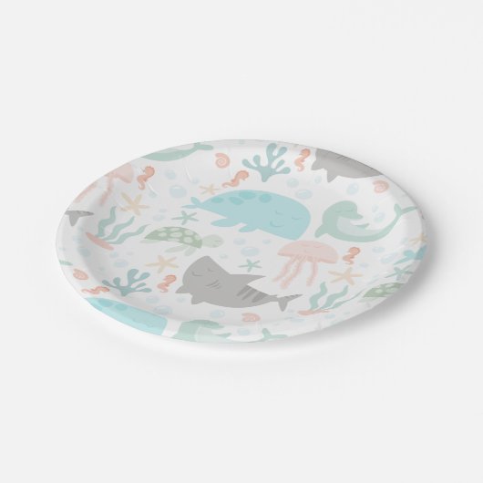 Unterhalb des Meerjunges Pappteller (Schrägansicht)