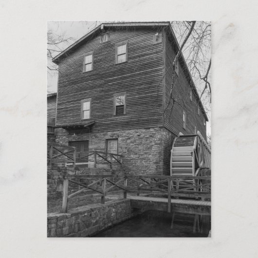 Unterhalb von Edwards Mill Grayscale Postkarte (Vorderseite)