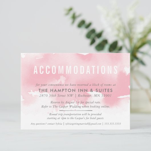 UNTERKÜNFTE-KARTE Stilvolles Aquarellrot Rosa Begleitkarte (Stehend Vorderseite)