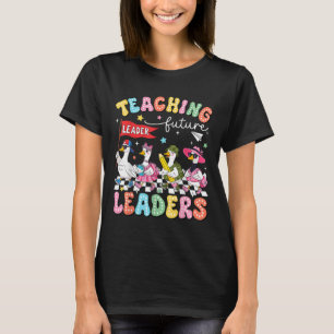 Unterricht zukünftiger Führer angeleitet von einer T-Shirt