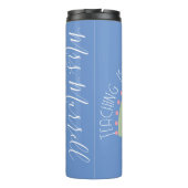 Unterrichten ist ein Werk von Heart Periwinkle Thermosbecher (Rückseite)