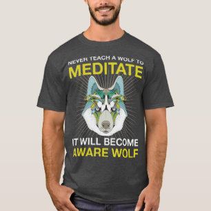 Unterrichten Sie niemals einen Wolf zum    Meditie T-Shirt