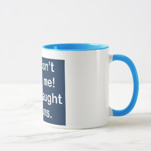 Unterrichtet durch Nonnen in der dunkelblauen Tasse