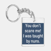 Unterrichtet durch Nonnen in dunkelblauem Schlüsselanhänger (Vorderseite links)