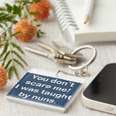 Unterrichtet durch Nonnen in dunkelblauem Schlüsselanhänger (Vorderseite rechts)