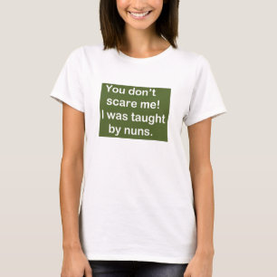 Unterrichtet durch Nonnen in dunkelgrünem T-Shirt
