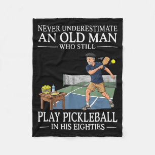 Unterschätze alten Mann spielt Pickleball Achtzige Fleecedecke