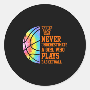 Unterschätze ein Mädchen, das Basketball spielt T- Runder Aufkleber