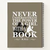 Unterschätze ein Mädchen nie mit einem Buch (Rückseite)