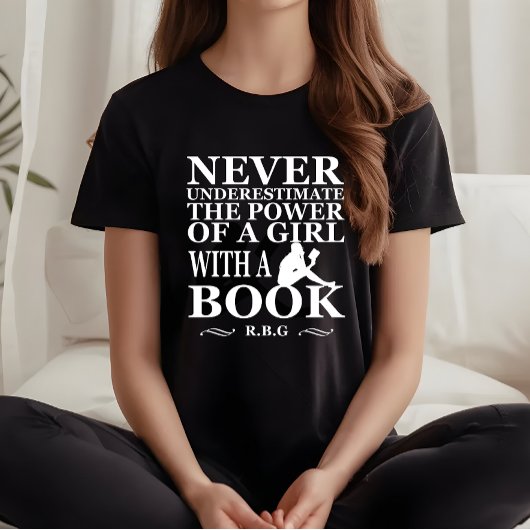Unterschätze ein Mädchen nie mit einem Buch T-Shirt