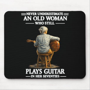 Unterschätze eine alte Frau, die Gitarre spielt Mousepad