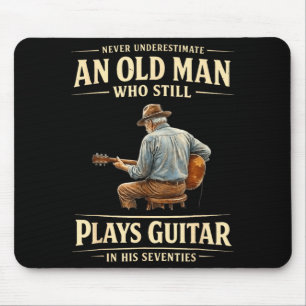 Unterschätze einen alten Mann, der Gitarre spielt  Mousepad