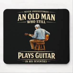 Unterschätze einen alten Mann, der Gitarre spielt, Mousepad