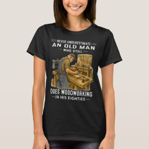 Unterschätze einen alten Mann, der Holzarbeiten ma T-Shirt