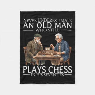 Unterschätze einen alten Mann, der Schach spielt i Fleecedecke