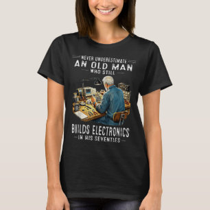 Unterschätze einen alten Mann nicht, der Elektroni T-Shirt