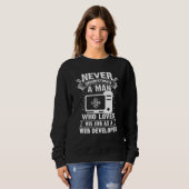 Unterschätze einen Mann niemals als Webentwickler Sweatshirt (Vorne ganz)