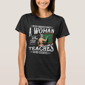 Unterschätze Frau, die in ihren Siebzigern unterri T-Shirt