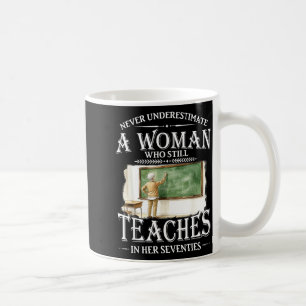 Unterschätze nicht eine Frau, die in ihren Siebzig Kaffeetasse