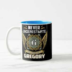 Unterschätze nie die Macht eines Gregory Zweifarbige Tasse