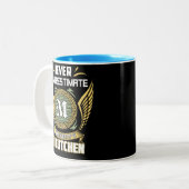 Unterschätze nie die Macht eines Mccutchen Zweifarbige Tasse (Vorderseite Links)