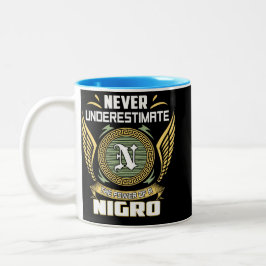 Unterschätze nie die Macht eines Nigro Zweifarbige Tasse