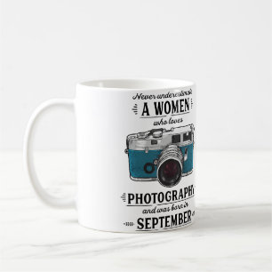 Unterschätze nie eine Frau, die die Fotografie lie Kaffeetasse