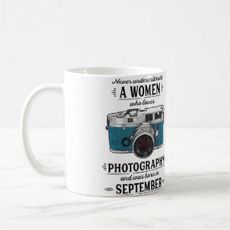 Unterschätze nie eine Frau, die die Fotografie lie Kaffeetasse