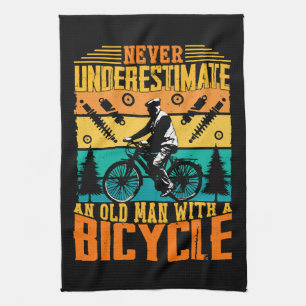 Unterschätze nie einen alten Mann auf einem Fahrra Geschirrtuch