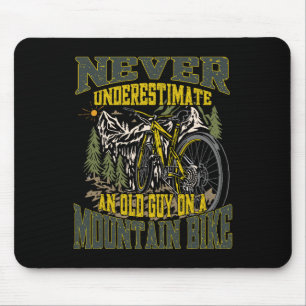 Unterschätze nie einen alten Mann auf einem Mounta Mousepad