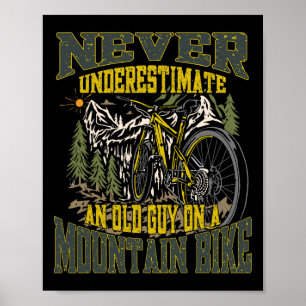 Unterschätze nie einen alten Mann auf einem Mounta Poster