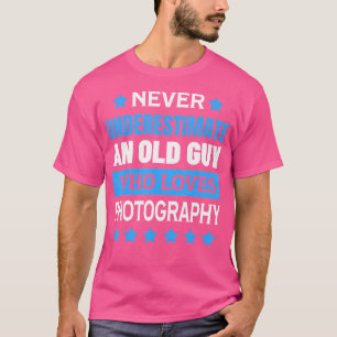 Unterschätze nie einen alten Mann, der die Fotogra T-Shirt
