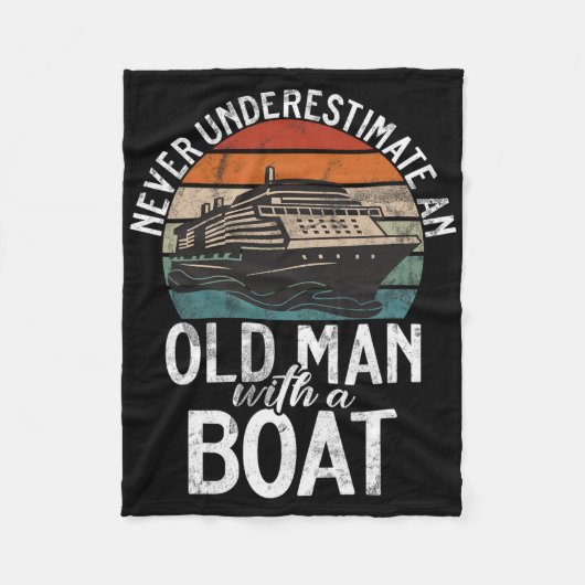 Unterschätze nie einen alten Mann mit einem Boot B Fleecedecke (Vorderseite)