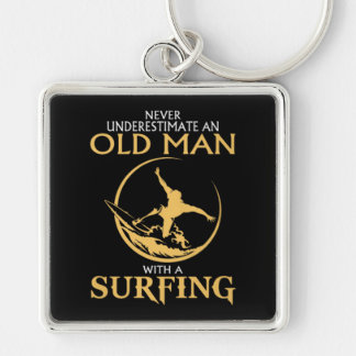 Unterschätze nie einen alten Mann mit einem Surfen Schlüsselanhänger