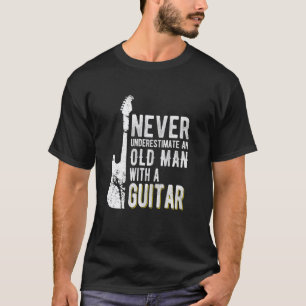 Unterschätze nie einen alten Mann mit einer Gitarr T-Shirt