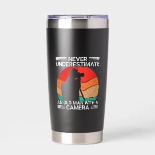 Unterschätze nie einen alten Mann mit einer Kamera Thermobecher