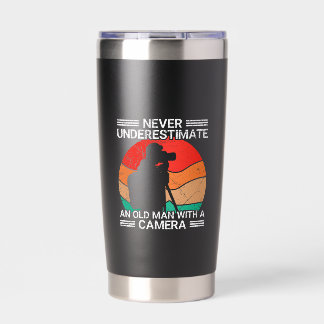 Unterschätze nie einen alten Mann mit einer Kamera Thermobecher