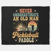 Unterschätze nie einen alten Mann mit Pickleball Fleecedecke (Vorderseite (Horizontal))